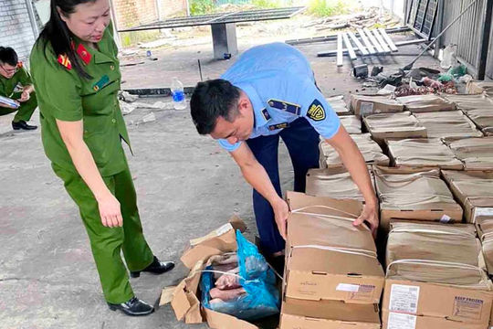 Hà Nội liên tiếp ra quân kiểm tra, bắt giữ nhiều vụ thực phẩm “bẩn” số lượng lớn Hà Nội liên tiếp ra quân kiểm tra, bắt giữ nhiều vụ thực phẩm “bẩn” số lượng lớn