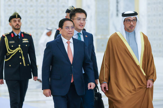 UAE bắn 21 phát đại bác chào đón Thủ tướng Phạm Minh Chính UAE bắn 21 phát đại bác chào đón Thủ tướng Phạm Minh Chính