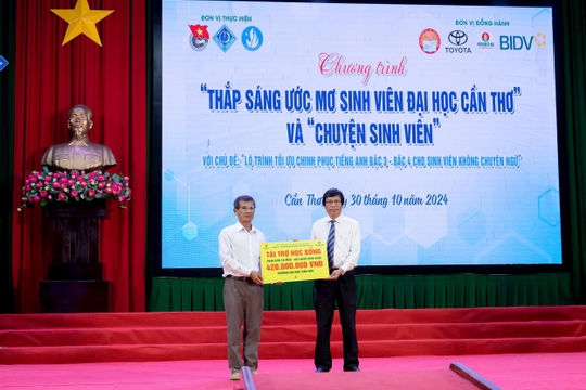 Phân bón Cà Mau trao học bổng “Thắp sáng ước mơ sinh viên Đại học Cần Thơ" lần VIII  Phân bón Cà Mau trao học bổng “Thắp sáng ước mơ sinh viên Đại học Cần Thơ" lần VIII