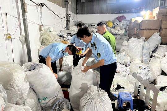 Quản lý thị trường Hà Nội: Tạm giữ nhiều hàng hóa vi phạm thương hiệu tại “thủ phủ” La Phù 