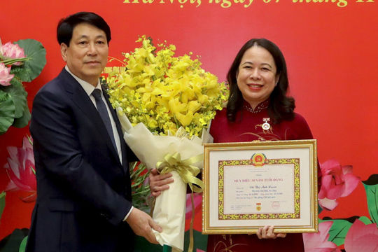 Lễ trao huy hiệu 30 năm tuổi Đảng cho Phó Chủ tịch nước Võ Thị Ánh Xuân