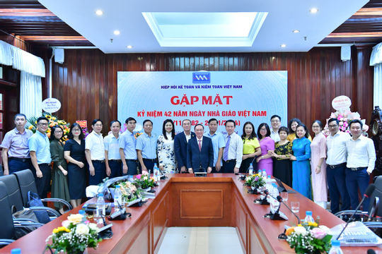 VAA tri ân đội ngũ giảng viên, chuyên gia nhân dịp kỷ niệm 42 năm Ngày Nhà giáo Việt Nam