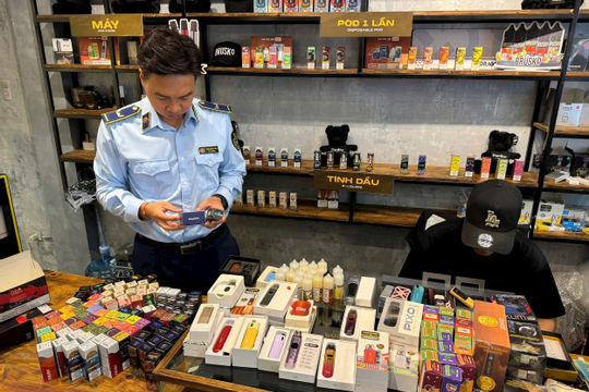 Quản lý thị trường Hà Nội: Triệt phá nhiều cơ sở kinh doanh thuốc lá điện tử tại quận Hoàn Kiếm