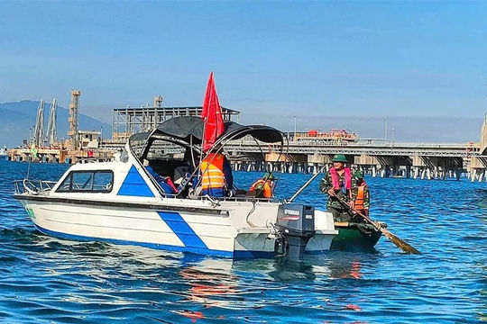 Ra quân làm sạch biển tại Nhà máy Lọc dầu Dung Quất