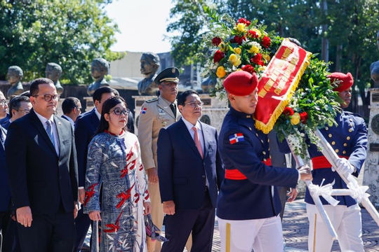 Thủ tướng tưởng niệm lãnh đạo lập quốc và hội đàm với Tổng thống Cộng hòa Dominica