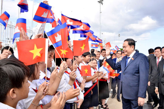 Chủ tịch Quốc hội Trần Thanh Mẫn tới Phnom Penh, bắt đầu chuyến thăm chính thức Campuchia