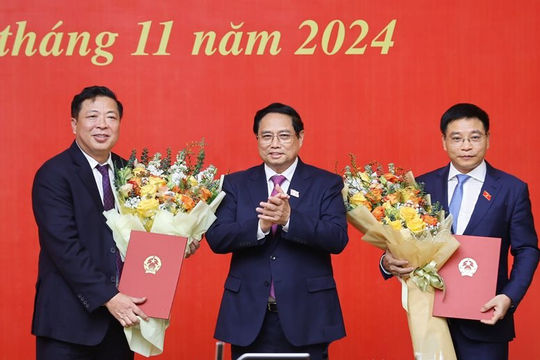 Thủ tướng Phạm Minh Chính trao quyết định bổ nhiệm và giao nhiệm vụ cho 2 tân Bộ trưởng Thủ tướng Phạm Minh Chính trao quyết định bổ nhiệm và giao nhiệm vụ cho 2 tân Bộ trưởng