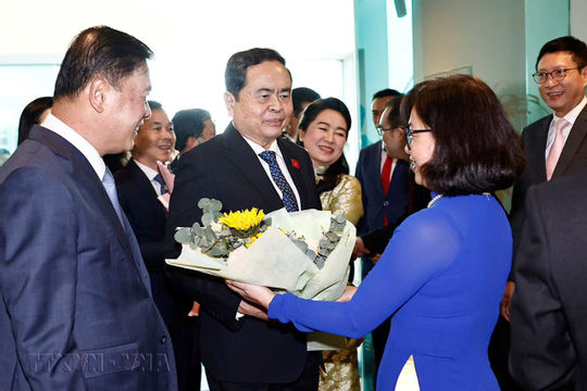 Chủ tịch Quốc hội Trần Thanh Mẫn và Phu nhân bắt đầu chuyến thăm chính thức Singapore Chủ tịch Quốc hội Trần Thanh Mẫn và Phu nhân bắt đầu chuyến thăm chính thức Singapore