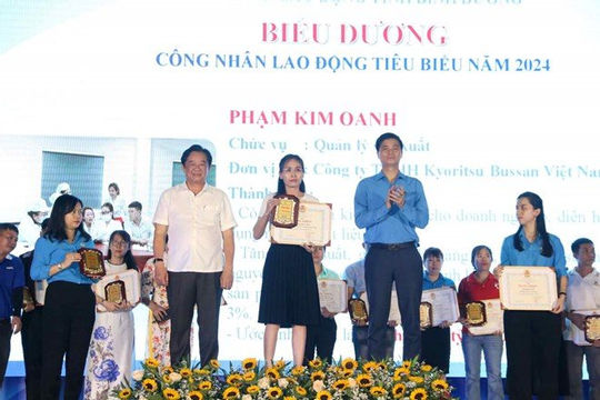 Lần đầu tiên biểu dương đảng viên tiêu biểu là công nhân
