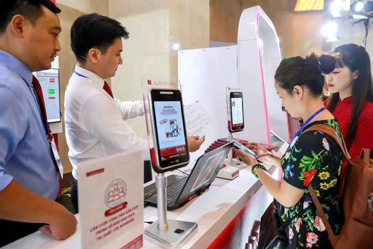 Agribank: Giao dịch ngoài giờ hành chính phục vụ khách hàng cập nhật thông tin sinh trắc học và giấy tờ tùy thân Agribank: Giao dịch ngoài giờ hành chính phục vụ khách hàng cập nhật thông tin sinh trắc học và giấy tờ tùy thân