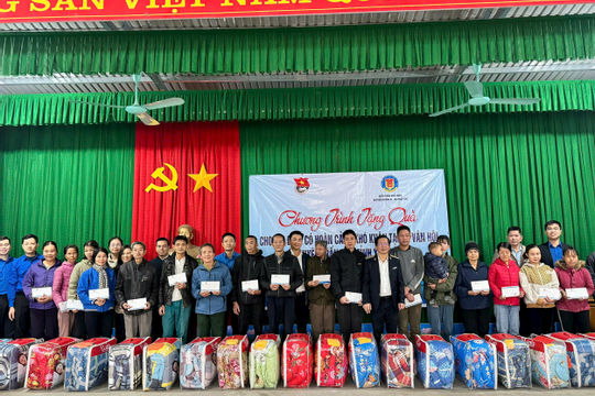 Tặng xe đạp, chăn ấm, chung tay hỗ trợ hộ nghèo, học sinh vùng cao