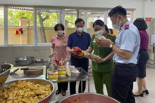 Xử phạt hơn 33,5 tỷ đồng cơ sở vi phạm về an toàn thực phẩm Xử phạt hơn 33,5 tỷ đồng cơ sở vi phạm về an toàn thực phẩm