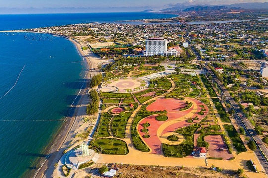 Nghiên cứu, ban hành các nhóm chính sách đặc thù hỗ trợ tỉnh Ninh Thuận