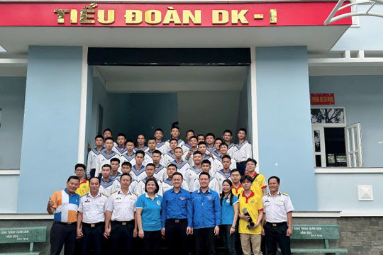 Chi đoàn KTNN chuyên ngành Ia: Trao quà Xuân biên giới - Tết hải đảo cho cán bộ chiến sỹ nhà giàn DK1 Chi đoàn KTNN chuyên ngành Ia: Trao quà Xuân biên giới - Tết hải đảo cho cán bộ chiến sỹ nhà giàn DK1