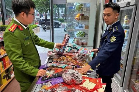 Liên tiếp phát hiện thực phẩm, mỹ phẩm, thuốc lá điện tử nhập lậu dịp cận Tết Liên tiếp phát hiện thực phẩm, mỹ phẩm, thuốc lá điện tử nhập lậu dịp cận Tết