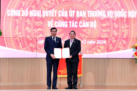 Trao Nghị quyết của Ủy ban Thường vụ Quốc hội về việc nghỉ chế độ đối với Phó Tổng Kiểm toán nhà nước Nguyễn Tuấn Anh