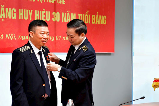 Chi bộ Vụ Pháp chế tổ chức Lễ trao tặng Huy hiệu 30 năm tuổi Đảng