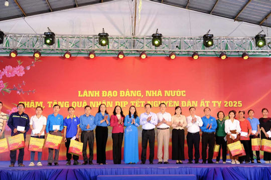 Chợ Tết Công đoàn, ấm tình người lao động Chợ Tết Công đoàn, ấm tình người lao động