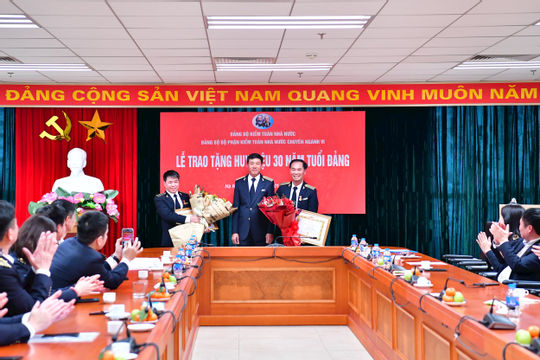 Đảng bộ bộ phận KTNN chuyên ngành VI tổ chức Lễ trao Huy hiệu 30 năm tuổi Đảng Đảng bộ bộ phận KTNN chuyên ngành VI tổ chức Lễ trao Huy hiệu 30 năm tuổi Đảng