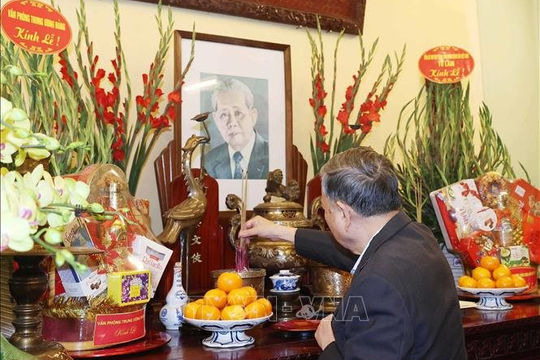 Tổng Bí thư Tô Lâm thắp hương tưởng niệm các đồng chí nguyên lãnh đạo Đảng, Nhà nước