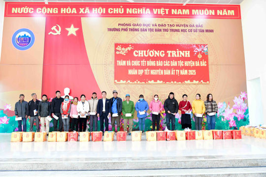 Mang Tết sớm đến với người dân nghèo vùng cao Mang Tết sớm đến với người dân nghèo vùng cao