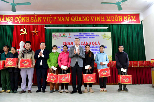 Tổng Kiểm toán nhà nước thăm, tặng quà cho các hộ dân có hoàn cảnh khó khăn tại huyện Cao Phong Tổng Kiểm toán nhà nước thăm, tặng quà cho các hộ dân có hoàn cảnh khó khăn tại huyện Cao Phong