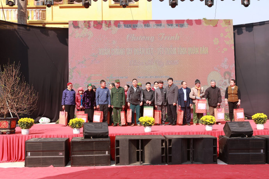 “Xuân chung tay đoàn kết - Tết thắm tình quân dân” tại xã Yên Bình, huyện Thạch Thất, Hà Nội “Xuân chung tay đoàn kết - Tết thắm tình quân dân” tại xã Yên Bình, huyện Thạch Thất, Hà Nội