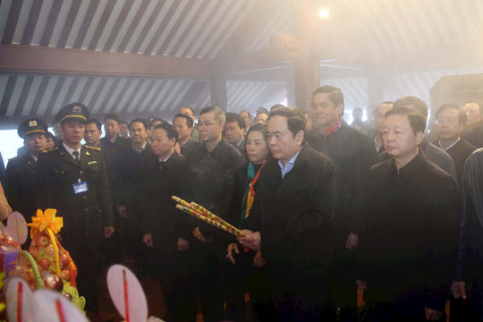 Chủ tịch Quốc hội và Đoàn đại biểu Trung ương dâng hương tưởng nhớ Chủ tịch Hồ Chí Minh