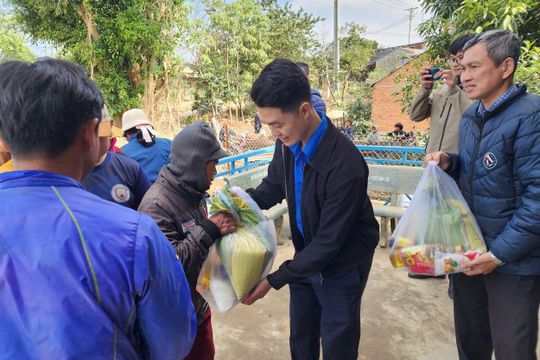 Mang xuân yêu thương đến đồng bào dân tộc thiểu số Mang xuân yêu thương đến đồng bào dân tộc thiểu số