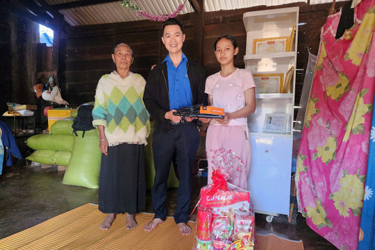 Tết ấm áp cho "em nuôi" của Đoàn Thanh niên KTNN khu vực XII Tết ấm áp cho "em nuôi" của Đoàn Thanh niên KTNN khu vực XII