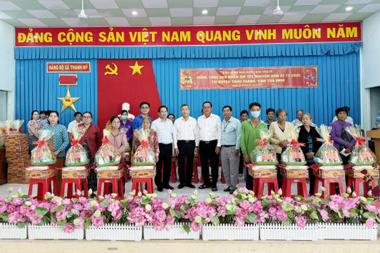 Kiểm toán nhà nước khu vực IX mang tết sớm đến với người nghèo tỉnh Trà Vinh Kiểm toán nhà nước khu vực IX mang tết sớm đến với người nghèo tỉnh Trà Vinh