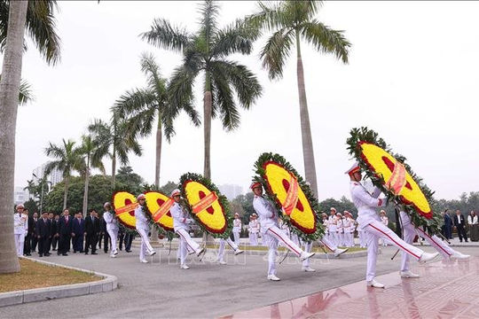 Lãnh đạo Đảng, Nhà nước và TP Hà Nội dâng hương tưởng niệm tại Nghĩa trang Mai Dịch