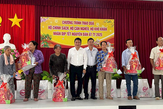 Kiểm toán nhà nước khu vực V tặng quà tết cho hộ nghèo, gia đình chính sách