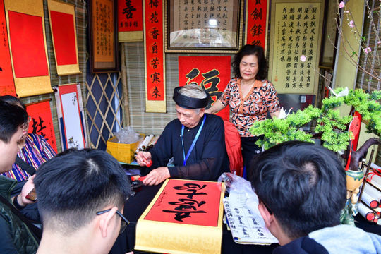 Du khách nườm nượp vãn cảnh, du xuân tại Văn Miếu - Quốc Tử Giám 