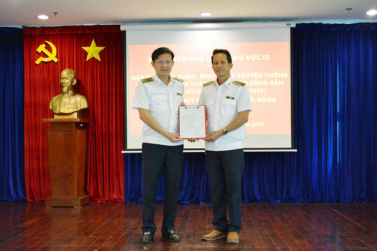 Tự hào dưới lá cờ Đảng