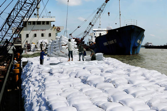 Xuất khẩu gạo: Thay đổi cách làm để vượt qua “sóng cả”