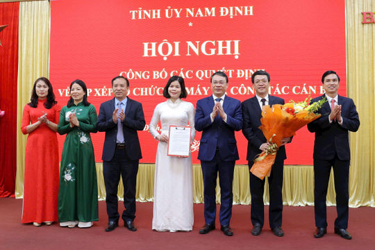 Nam Định công bố các quyết định về sắp xếp tổ chức bộ máy và công tác cán bộ Nam Định công bố các quyết định về sắp xếp tổ chức bộ máy và công tác cán bộ
