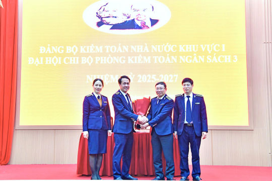 Nêu cao tinh thần đoàn kết, gương mẫu, sáng tạo trong thực hiện nhiệm vụ chính trị