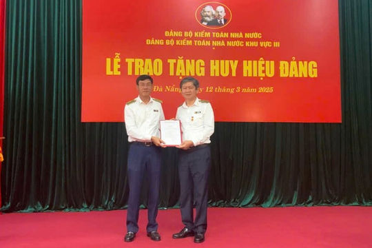 Kiểm toán trưởng Kiểm toán nhà nước khu vực III nhận Huy hiệu 30 năm tuổi Đảng
