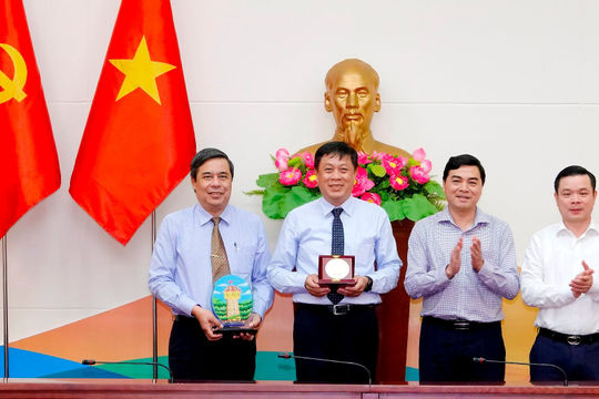 Bình Thuận: Tổng công ty Sonadezi và Tập đoàn công nghiệp cao su Việt Nam đề xuất đầu tư kinh tế xanh và nhà ở xã hội  Bình Thuận: Tổng công ty Sonadezi và Tập đoàn công nghiệp cao su Việt Nam đề xuất đầu tư kinh tế xanh và nhà ở xã hội