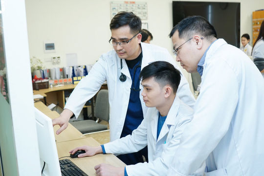 Khẩn trương xây dựng dự thảo nghị định về chế độ phụ cấp cho nhân viên y tế