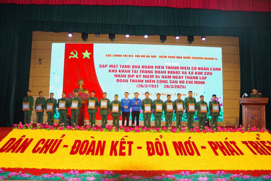 Kiểm toán nhà nước chuyên ngành Ia phối hợp trao quà cho thanh niên có hoàn cảnh khó khăn 