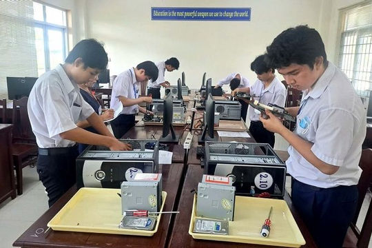 Đẩy mạnh đào tạo nghề và giải quyết việc làm để giảm nghèo bền vững Đẩy mạnh đào tạo nghề và giải quyết việc làm để giảm nghèo bền vững