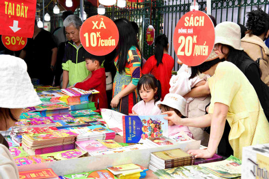 Ngành xuất bản “tròn vai”, tìm hướng đột phá phát triển  Ngành xuất bản “tròn vai”, tìm hướng đột phá phát triển