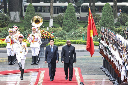 Chủ tịch nước Lương Cường chủ trì lễ đón chính thức Tổng thống Burundi Chủ tịch nước Lương Cường chủ trì lễ đón chính thức Tổng thống Burundi