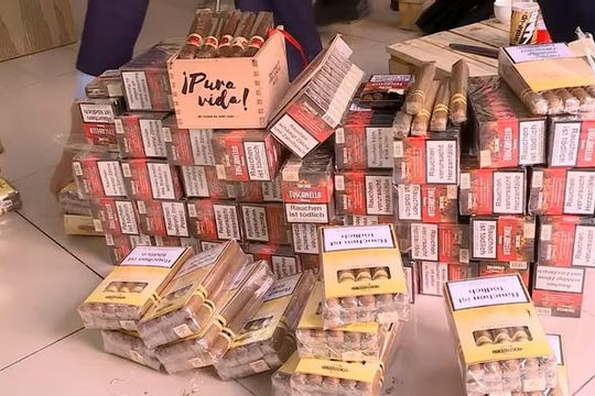 Hà Nội thu giữ 1.500 điếu cigar nhập lậu tại Long Biên Hà Nội thu giữ 1.500 điếu cigar nhập lậu tại Long Biên