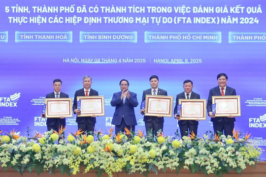 Hội nhập không chỉ có thảm đỏ và hoa hồng