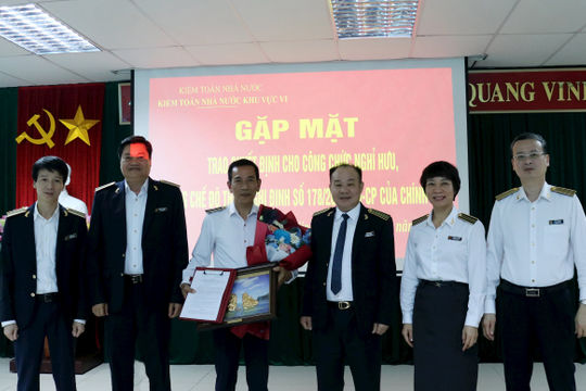 Kiểm toán nhà nước khu vực VI trao quyết định nghỉ hưu trước tuổi theo Nghị định số 178/2024/NĐ-CP Kiểm toán nhà nước khu vực VI trao quyết định nghỉ hưu trước tuổi theo Nghị định số 178/2024/NĐ-CP