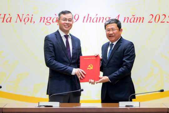 Trao Quyết định chỉ định Chủ nhiệm Ủy ban Kiểm tra Đảng ủy Quốc hội nhiệm kỳ 2020-2025 cho Tổng Kiểm toán nhà nước Ngô Văn Tuấn Trao Quyết định chỉ định Chủ nhiệm Ủy ban Kiểm tra Đảng ủy Quốc hội nhiệm kỳ 2020-2025 cho Tổng Kiểm toán nhà nước Ngô Văn Tuấn