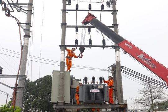 EVNHANOI quyết tâm đảm bảo cung ứng điện ổn định cho Thủ đô trong mùa nắng nóng EVNHANOI quyết tâm đảm bảo cung ứng điện ổn định cho Thủ đô trong mùa nắng nóng